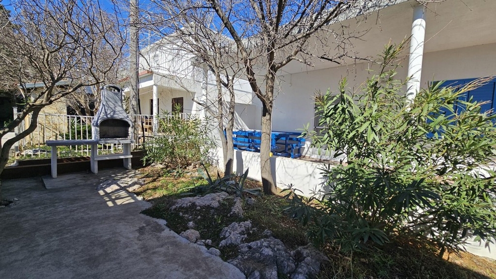 Zahrada s grilem a terasou v Lukovo Sugarje