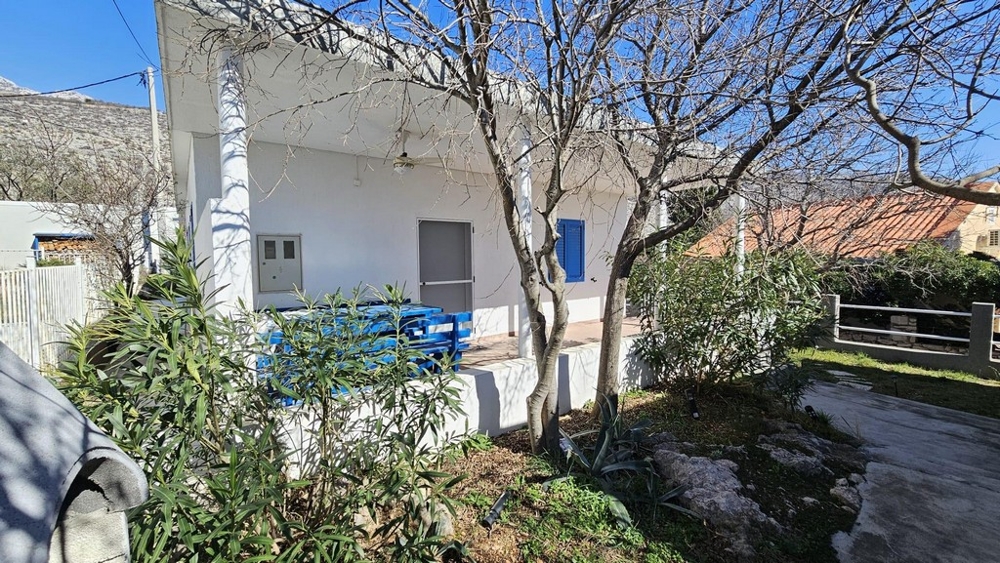 Jednopodlažní dům s terasou a zahradou