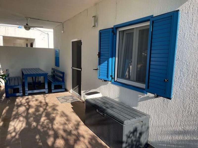 Krytá terasa s modrými okenicemi