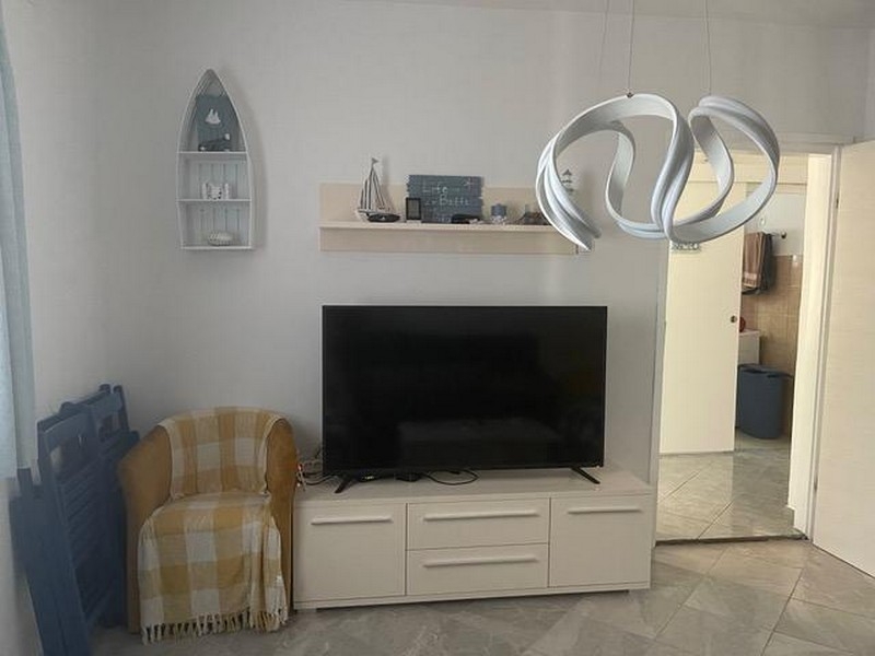 Obývací pokoj s televizí a moderním nábytkem