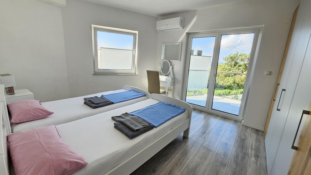 Ložnice se dvěma lůžky a vstupem na balkon