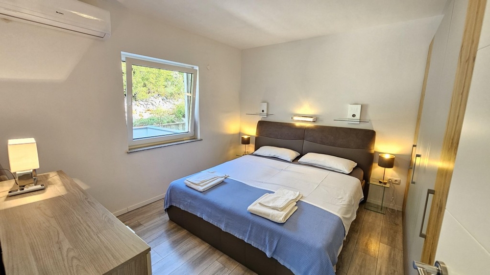 Ložnice s manželskou postelí a nočními stolky