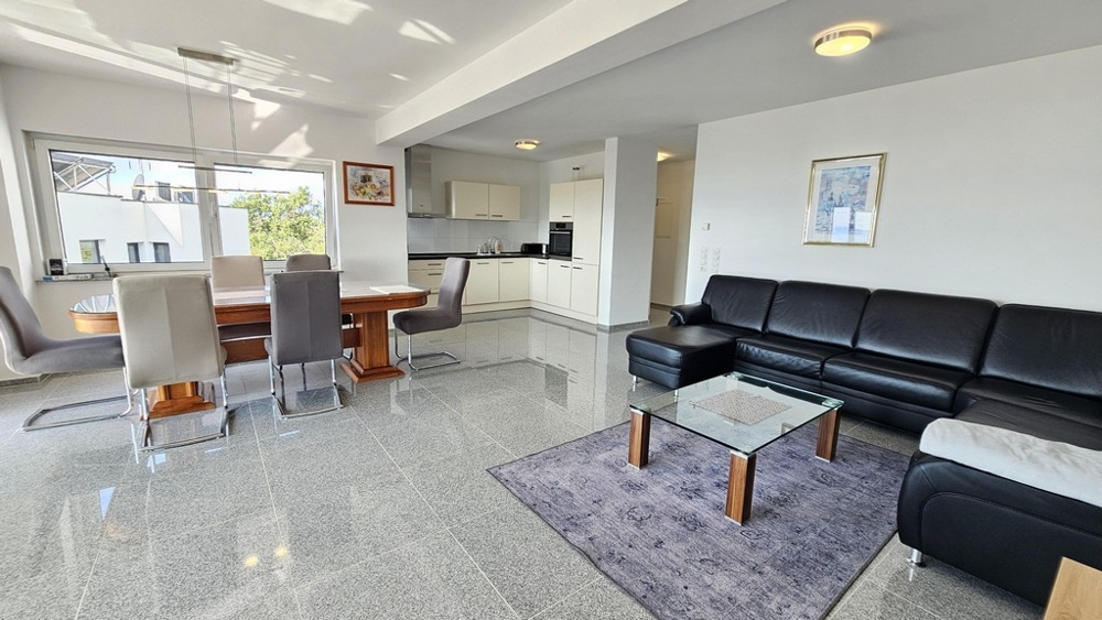 Světlý obývací pokoj s jídelnou a kuchyní