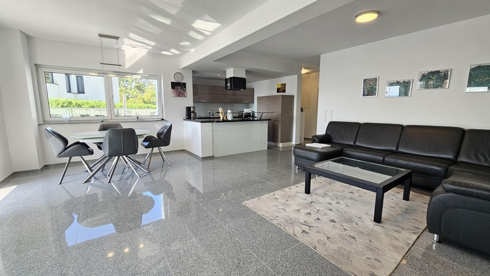 Moderní kuchyně s jídelnou a obývacím pokojem