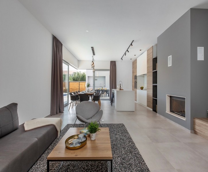 Světlý obývací pokoj s krbem a vstupem na terasu