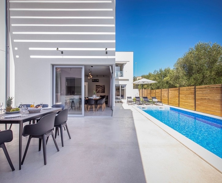 Terasa s jídelním koutem a výhledem na bazén