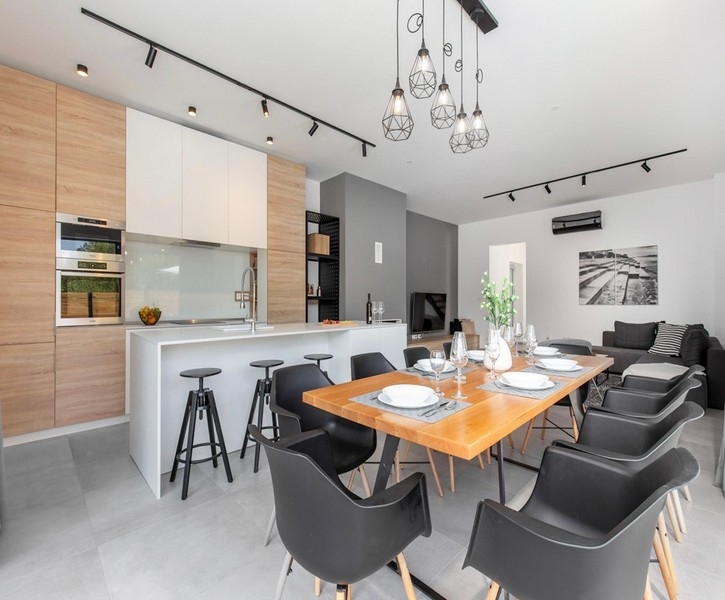 Otevřená kuchyně s jídelním koutem a moderním vybavením