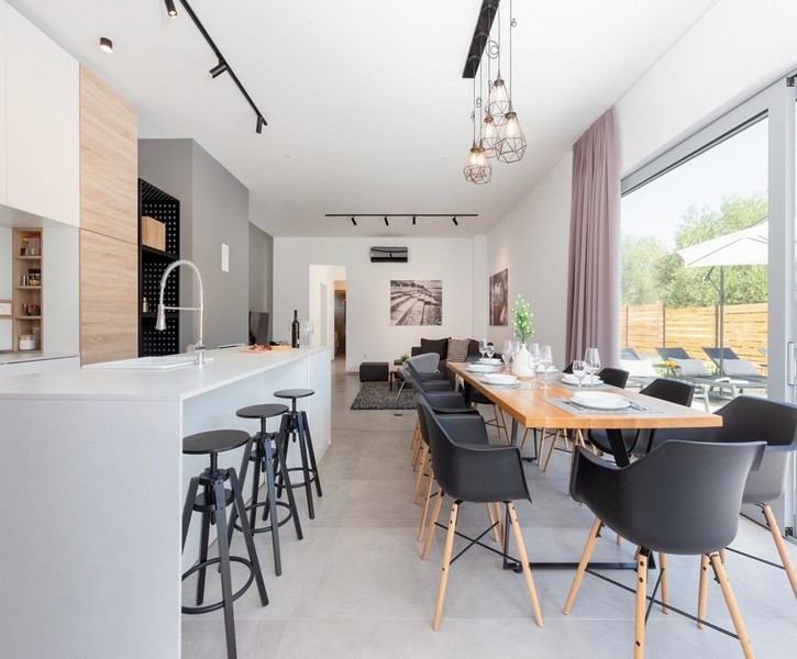 Jídelna s přístupem na terasu a výhled na bazén