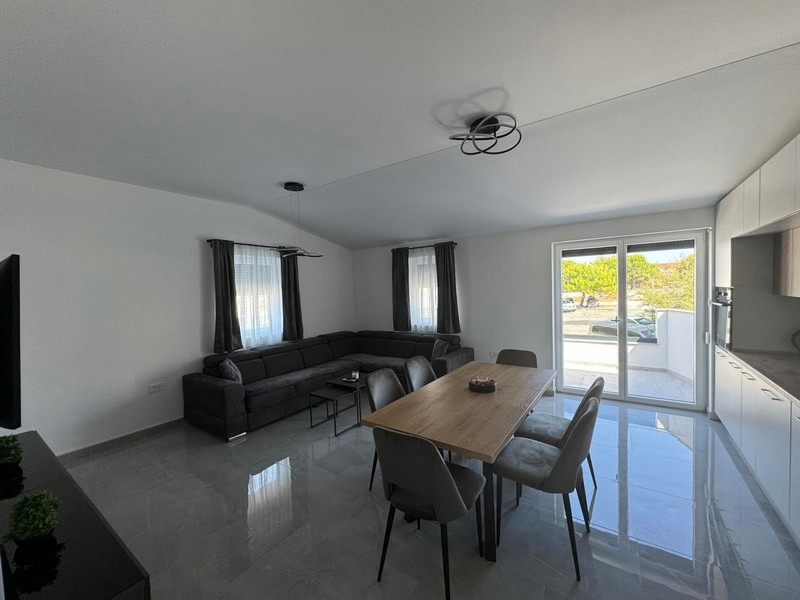 Moderní obývací pokoj s výhledem na terasu.