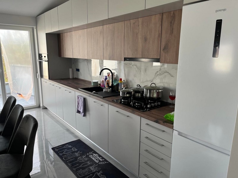 Zařízená kuchyně s horními a spodními skříňkami