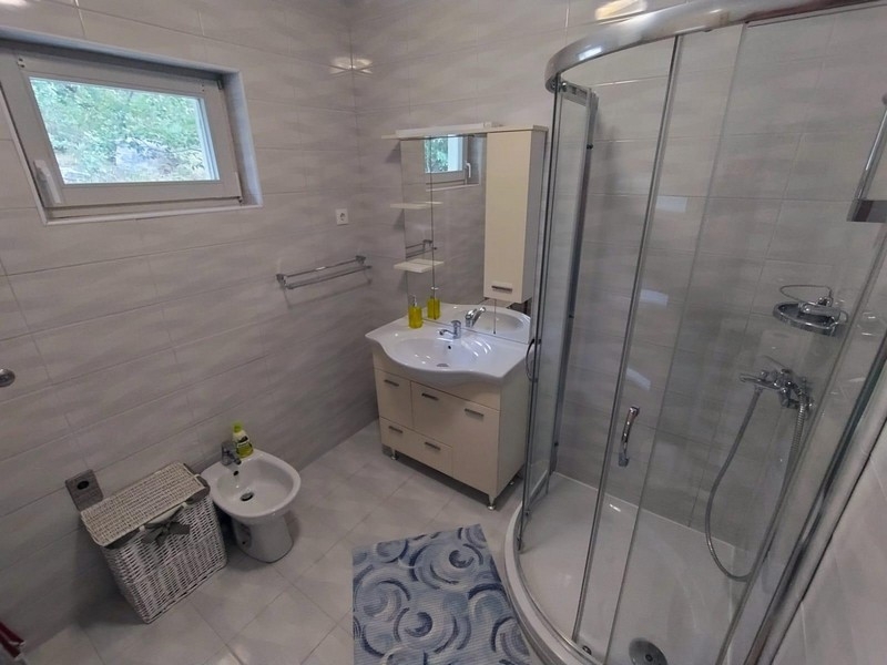 Moderní koupelna se sprchovým koutem a bidetem