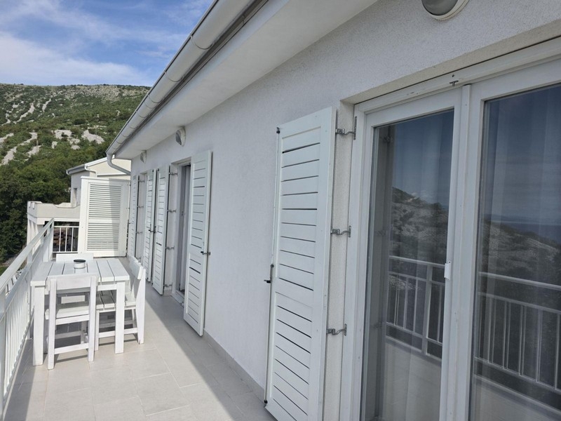 Terasa domu H3717 v Senj, Chorvatsko.