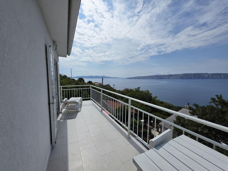 Terasa s výhledem na moře a lehátkem