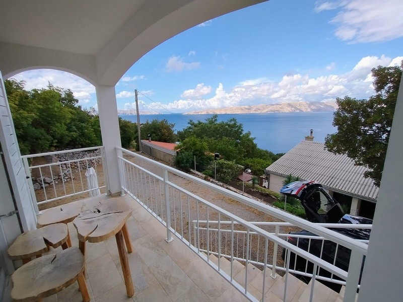 Krytá terasa s výhledem na moře