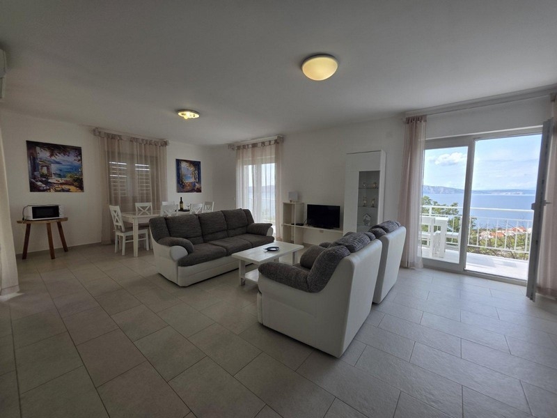 Prostorný obývací pokoj se vstupem na terasu