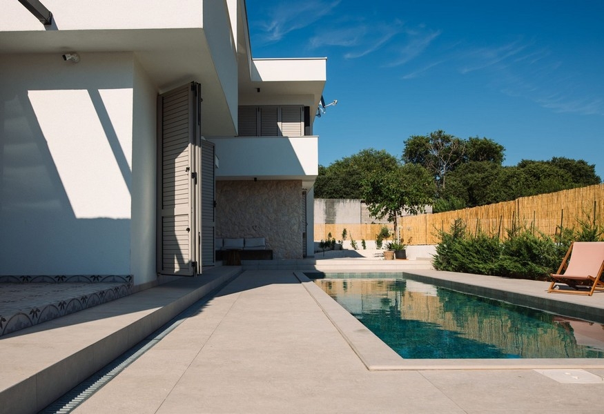 Boční pohled na Villa H3720 v Chorvatsku.