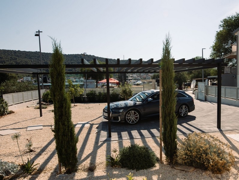 Parkovací místa před vilou H3720.