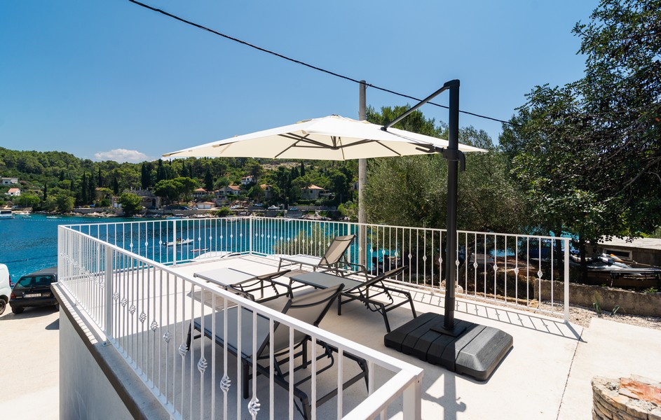 Přímořský dům na prodej na ostrově Šolta v Chorvatsku.