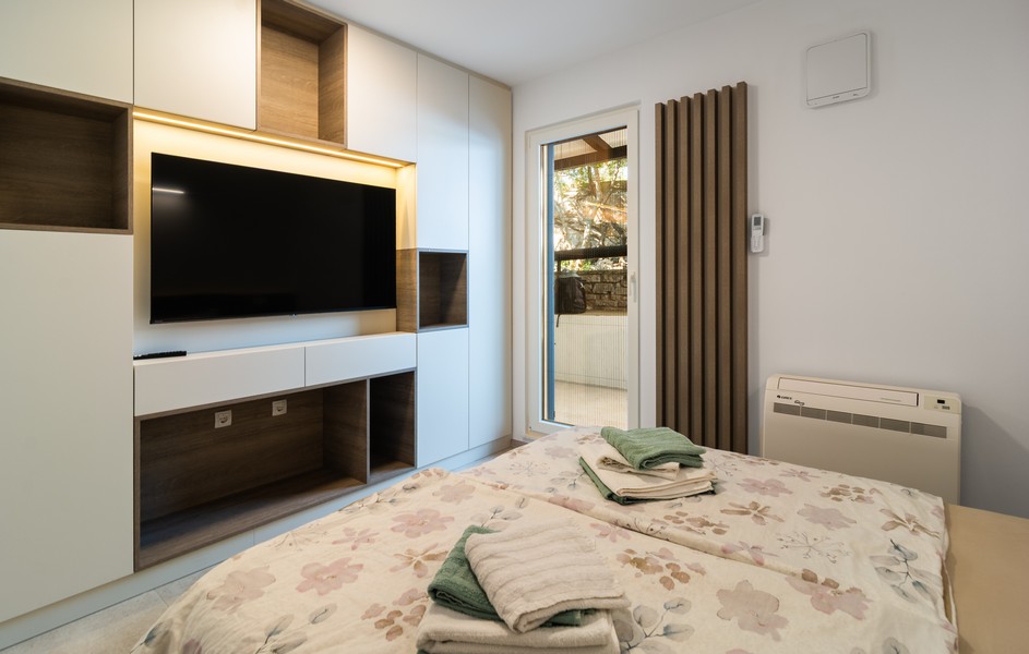 Pokoj pro hosty s manželskou postelí a vestavěnou skříní