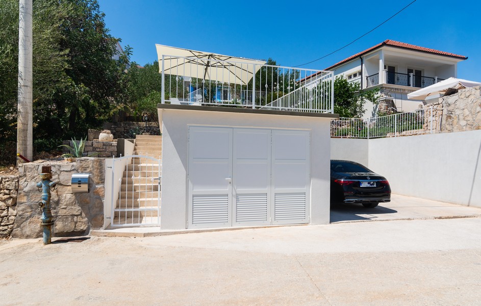 Pohled na dům s parkovacím místem a venkovními schody na ostrově Šolta