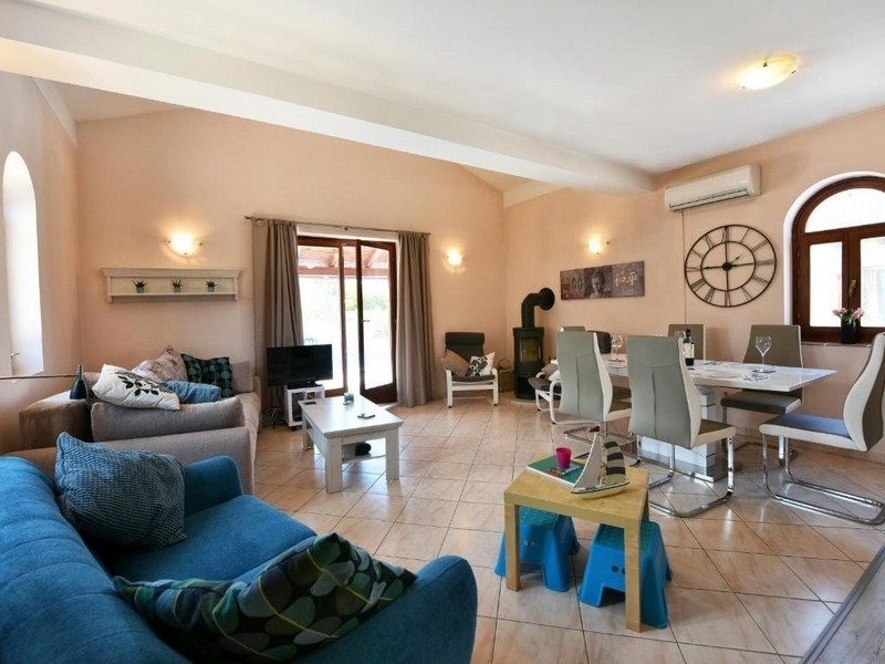 Klimatizovaný a zařízený obývací pokoj nemovitosti H3722