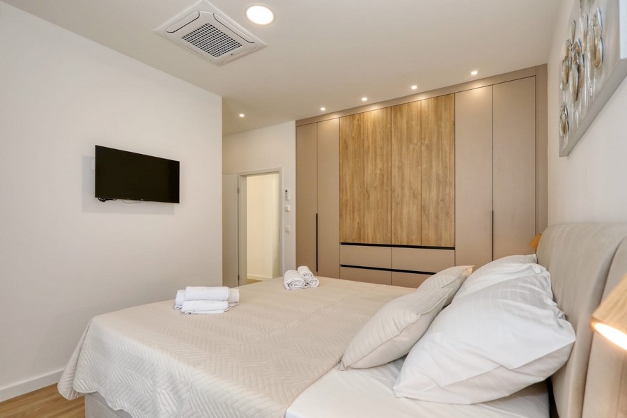 Ložnice s TV na zdi