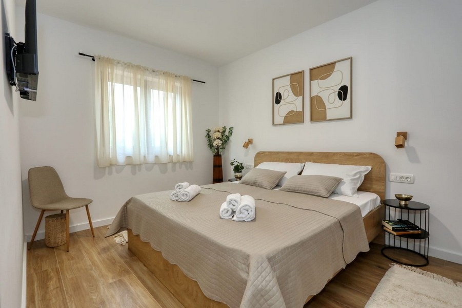 Moderní ložnice s manželskou postelí