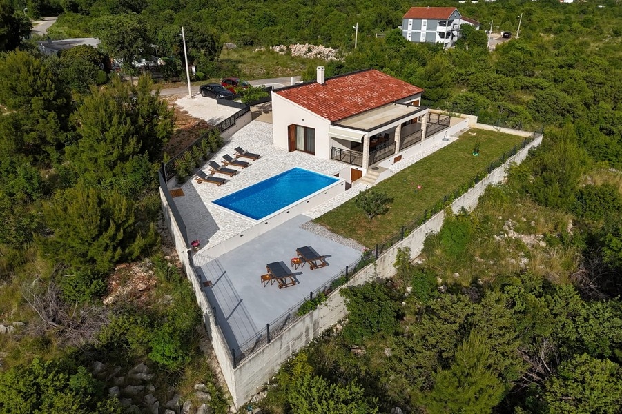 Letecký pohled na nemovitost a bazén