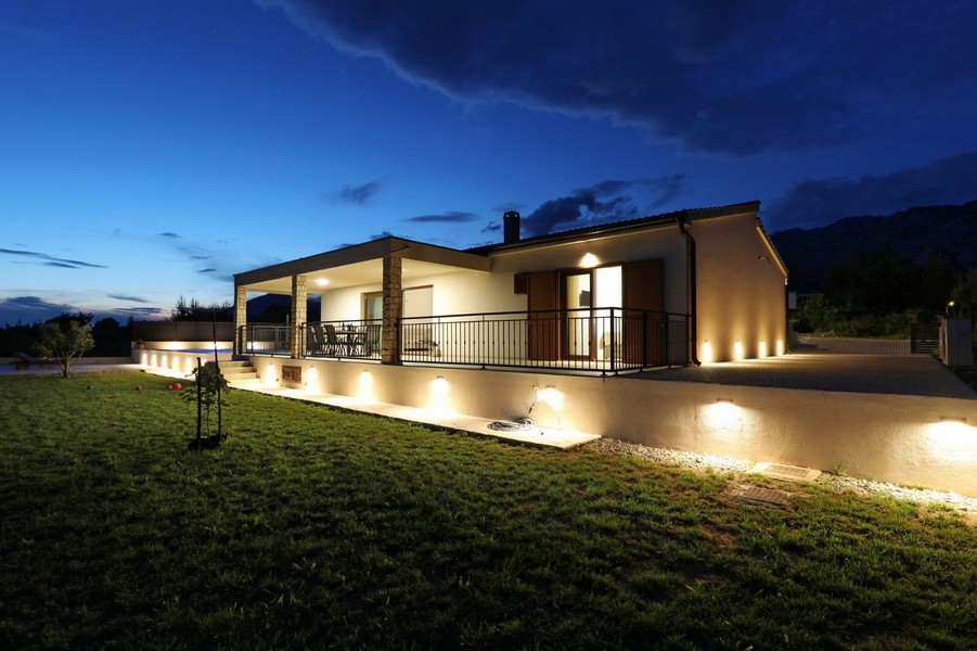 Bungalov v noci - objekt H3728.