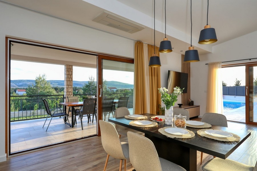 Jídelna a vstup na terasu.