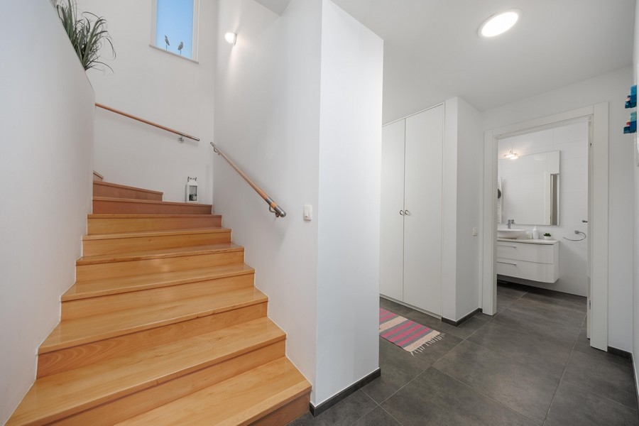 Vnitřní schodiště do horního patra.