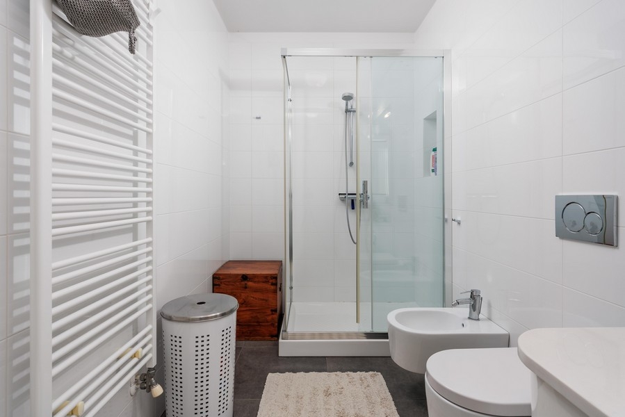 Koupelna se sprchovým koutem.