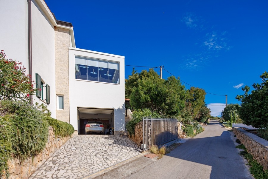 Garáž a parkovací stání objektu H3730.