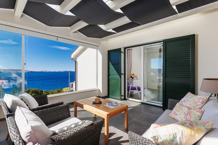 Terasa s krásným výhledem na moře.