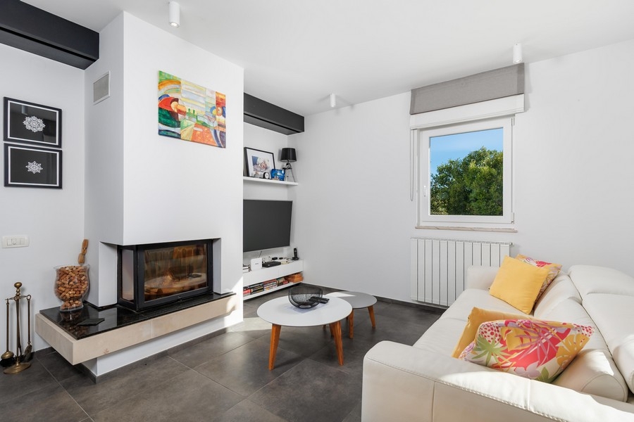 Krb v obývacím pokoji.