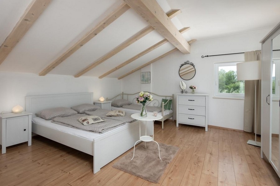 Velká podkrovní ložnice s posezením