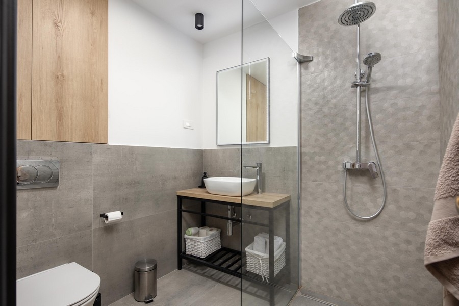 Moderní koupelna se sprchovým koutem a umyvadlem