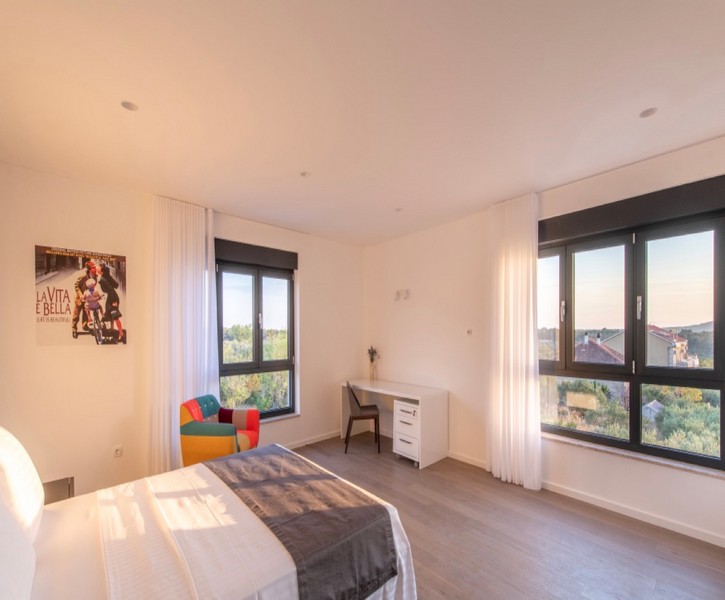 Ložnice s psacím stolem a panoramatickými okny