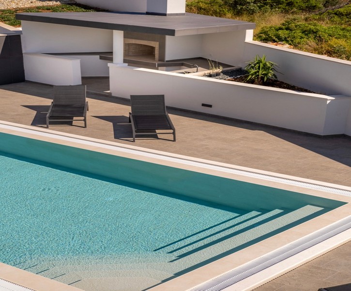 Bazén s lehátky a moderní letní kuchyní