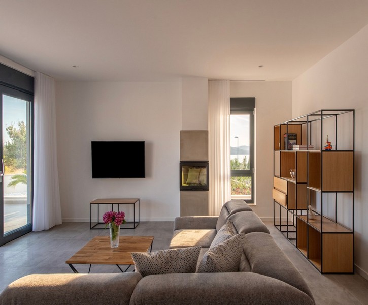 Obývací pokoj s pohovkou, krbem a moderním designem