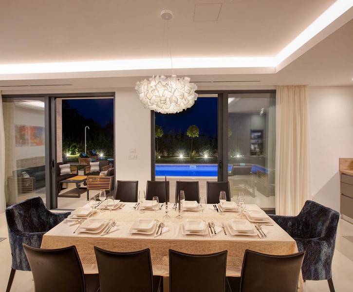 Jídelna s výhledem na bazén v noci