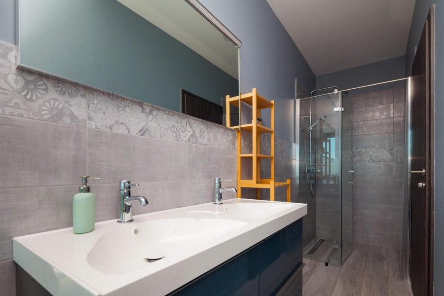 Moderní koupelna s dvojitým umyvadlem a sprchovým koutem