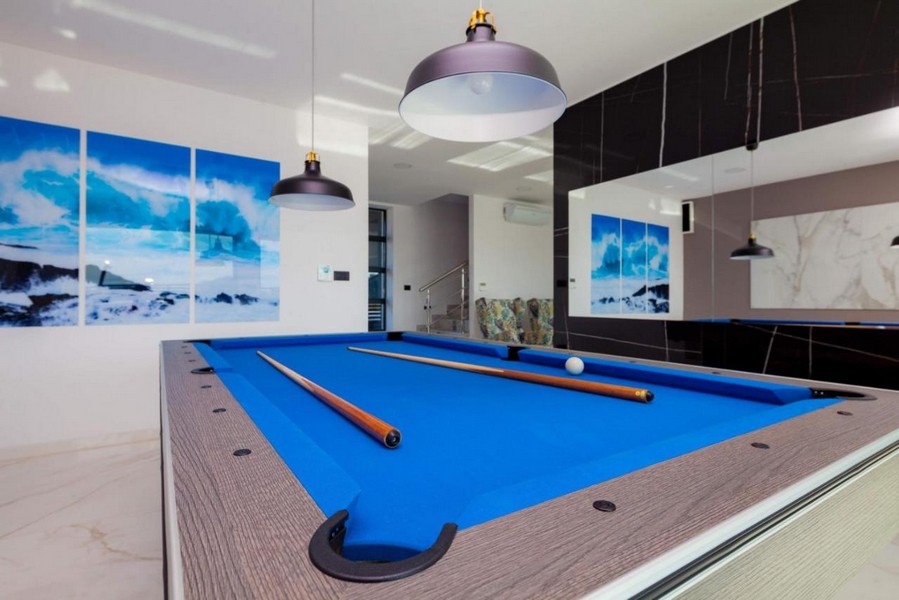 Obývací část s moderním kulečníkovým stolem a stylovým osvětlením