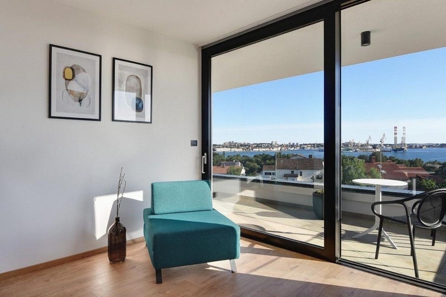 Posezení v patře s výhledem na moře