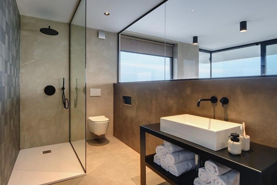 Moderní koupelna se sprchovým koutem a umyvadlem