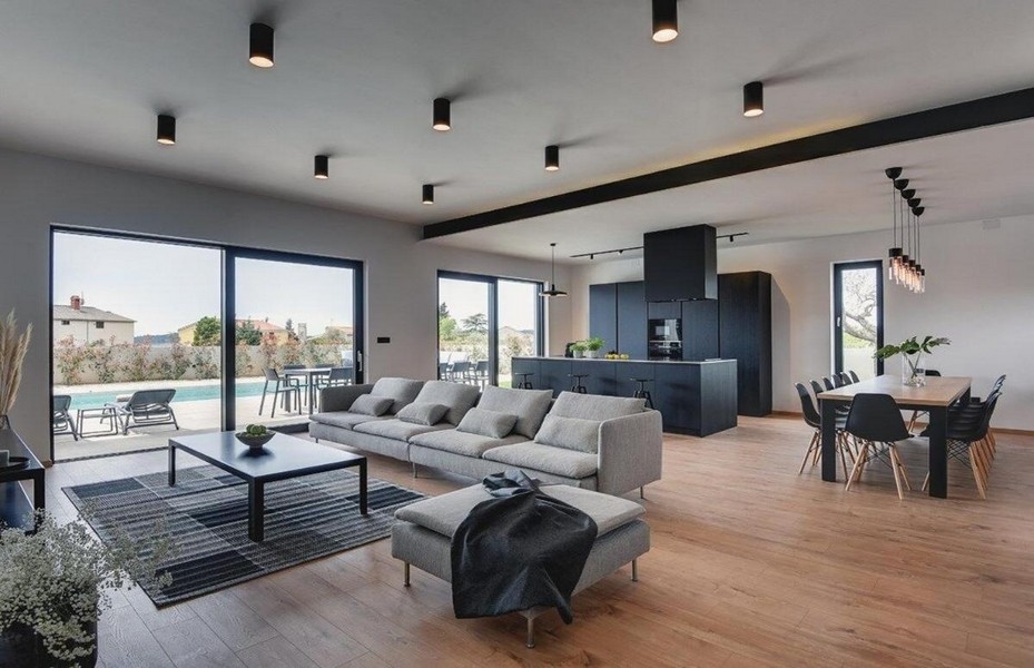 Otevřený obývací prostor s kuchyní a vstupem na terasu