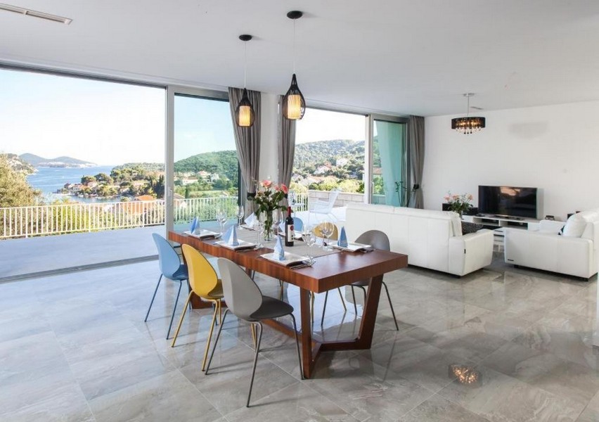 Obývací a jídelní kout s výhledem na moře v moderní vile nedaleko Dubrovníku