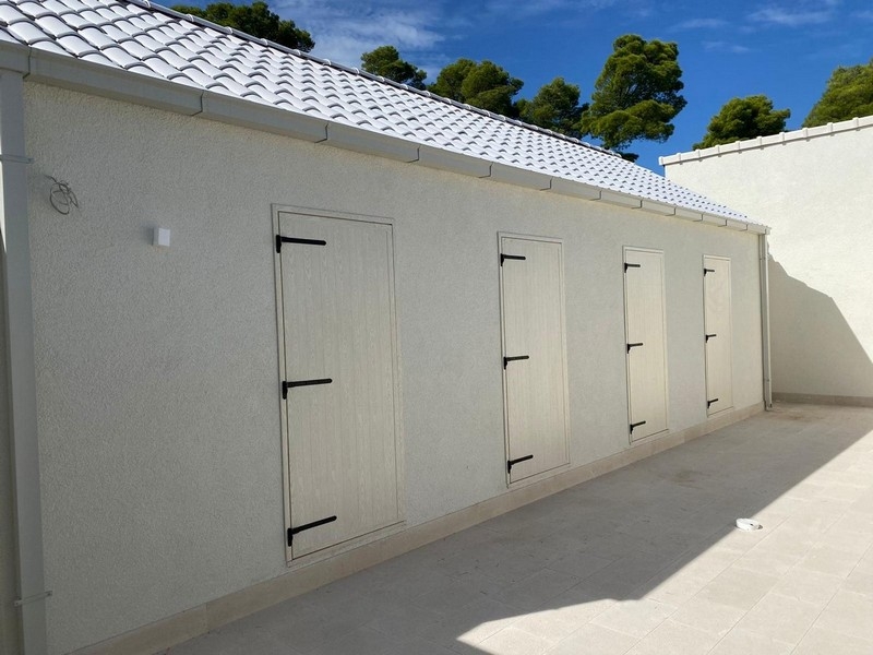 Budova s ​​několika dveřmi a světlou fasádou