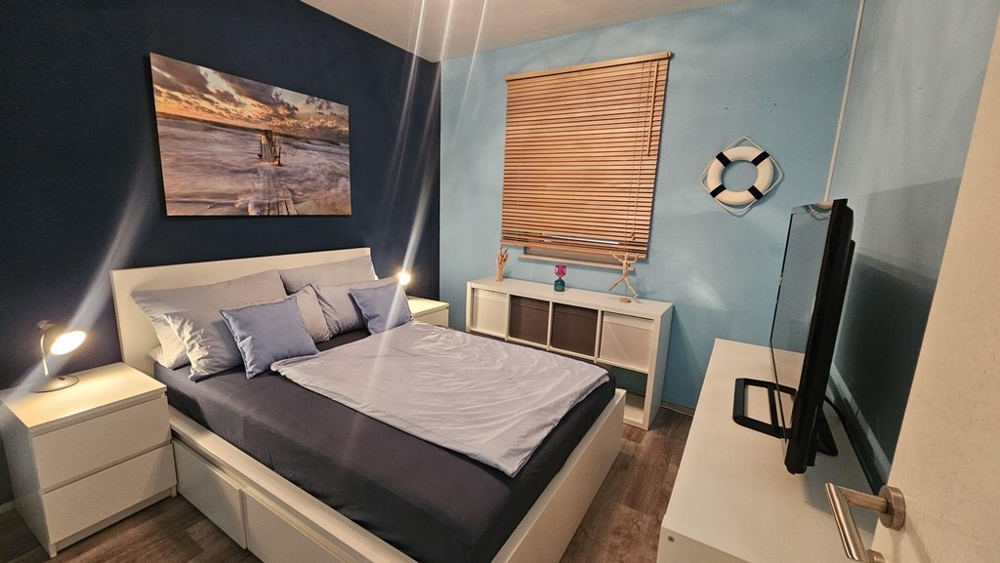 Ložnice s manželskou postelí a námořní výzdobou