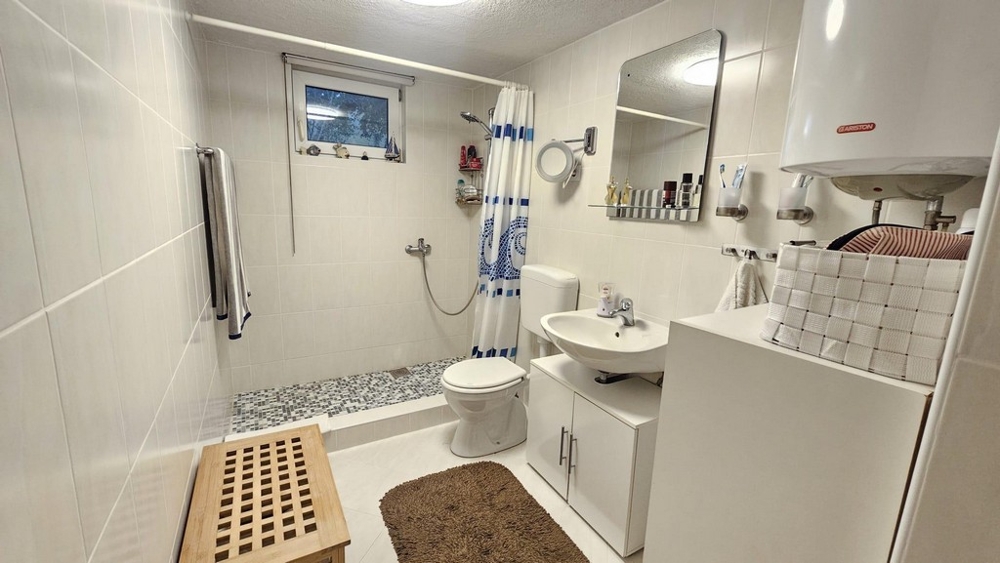 Koupelna se sprchovým koutem, umyvadlem a toaletou